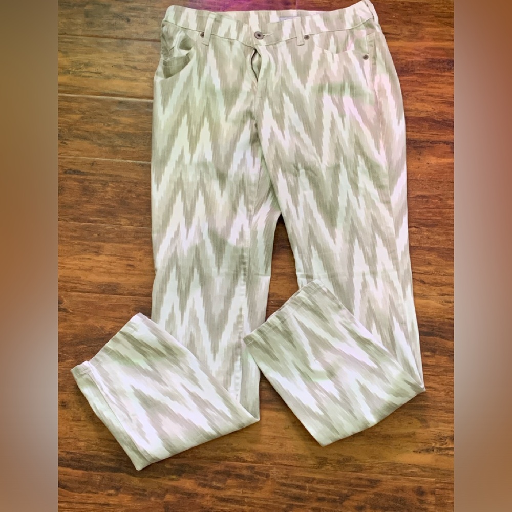 CHICOS NWT SIZE 0.5 - Small/6  Beautiful jeans.